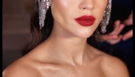 الماضي الأساسيات: 7 تطورات إبداعية على تقنيات مكياج المهرجانات الكلاسيكية 4 ما وراء الأساسيات: تطورات إبداعية في تقنيات مكياج الحفلات الكلاسيكية