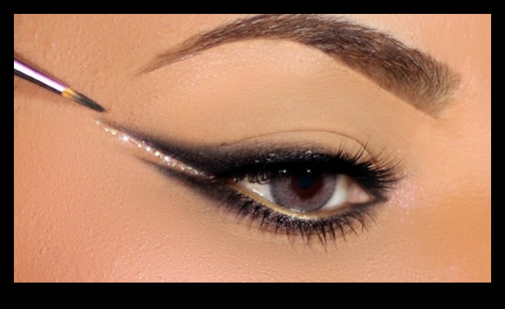 مشكلة مزدوجة: دليل خطوة بخطوة لإتقان فن رسم العيون ذات الخطوط المزدوجة باستخدام محدد العيون 3 مشكلة مزدوجة: إتقان فن العيون ذات الخطوط المزدوجة باستخدام محدد العيون