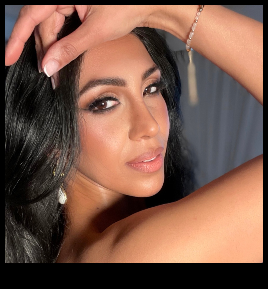 لمسة نهائية خالية من العيوب: الحصول على مظهر مصقول باستخدام تقنيات الماكياج الطبيعية